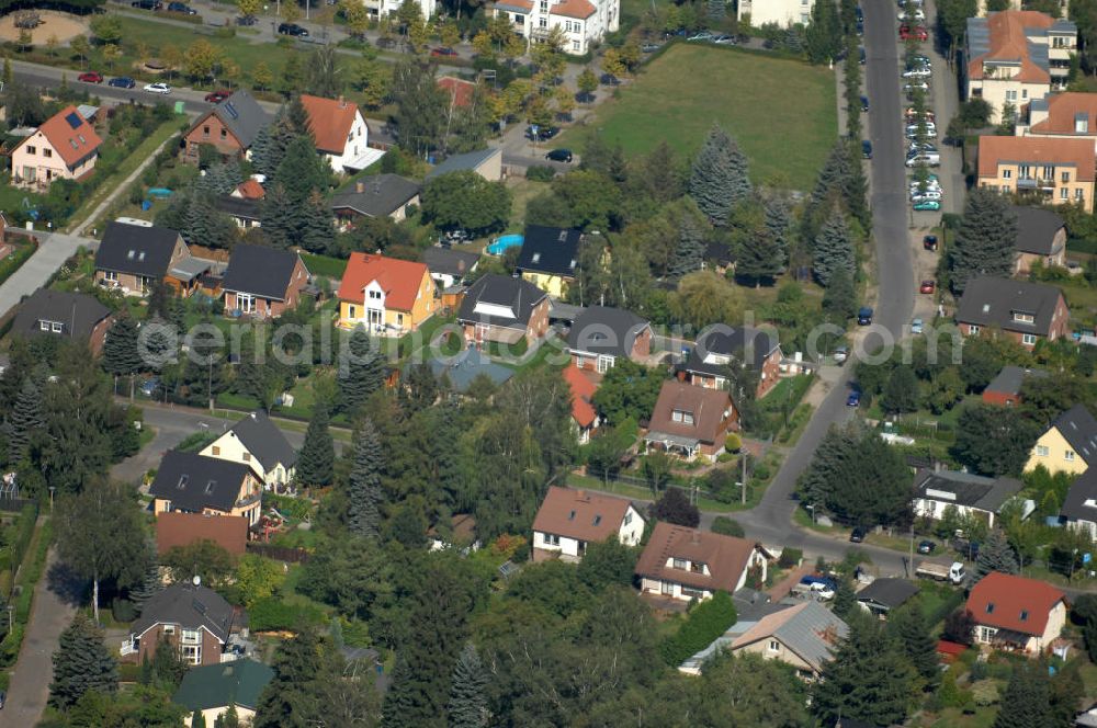 Aerial image Berlin - Blick auf Einfamilienhäuser am Schönerlinder Weg Ecke Achtrutenberg Ecke Gewanneweg im Wohngebiet / Neubaugebiet Karow-Nord.