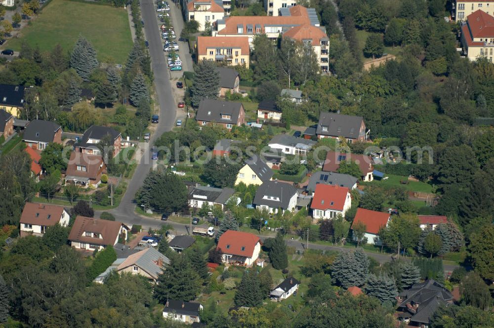 Aerial photograph Berlin - Blick auf Einfamilienhäuser am Schönerlinder Weg Ecke Achtrutenberg Ecke Gewanneweg im Wohngebiet / Neubaugebiet Karow-Nord.