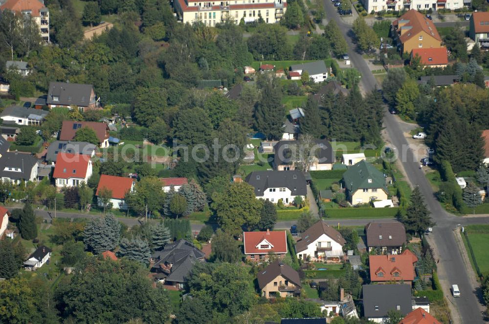 Berlin from above - Blick auf Einfamilienhäuser am Schönerlinder Weg Ecke Busonistraße im Wohngebiet / Neubaugebiet Karow-Nord.