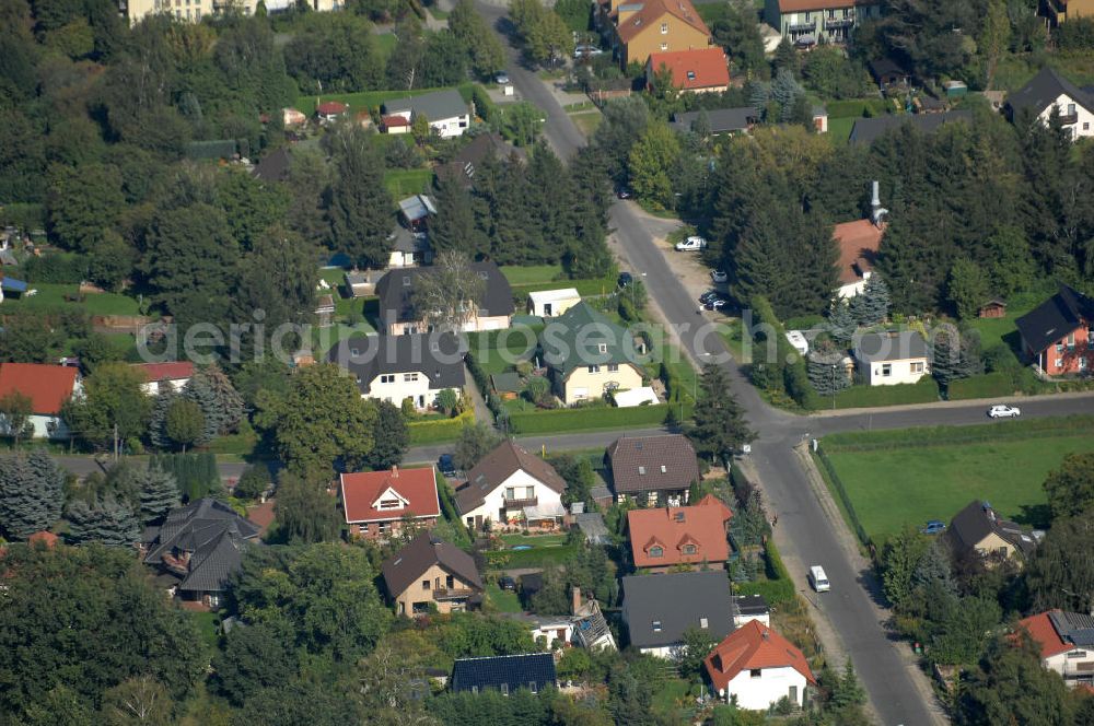 Berlin from the bird's eye view: Blick auf Einfamilienhäuser am Schönerlinder Weg Ecke Busonistraße im Wohngebiet / Neubaugebiet Karow-Nord.