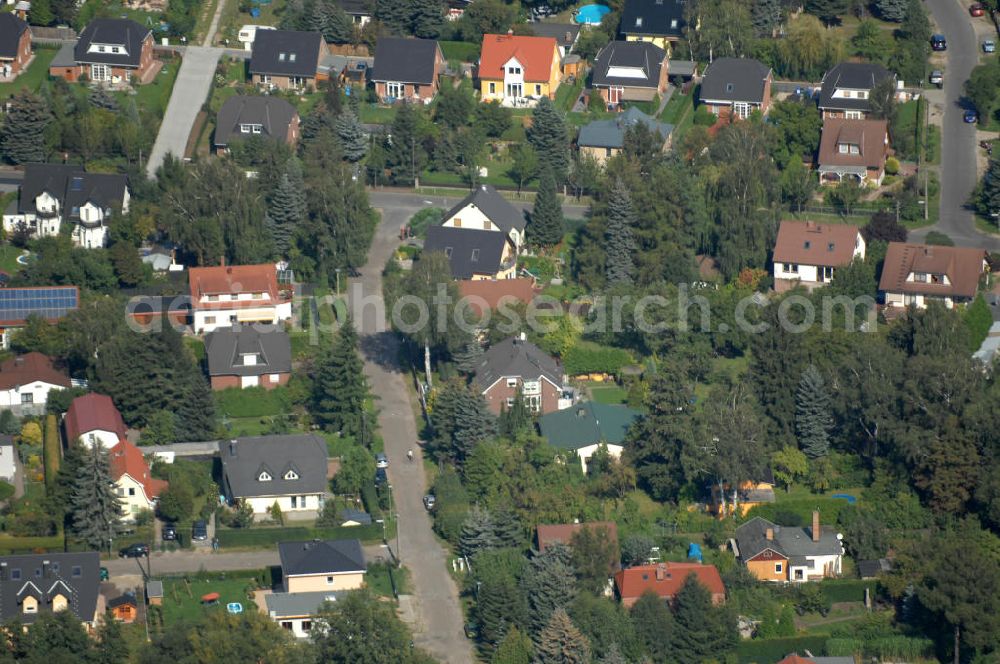 Aerial image Berlin - Blick auf Einfamilienhäuser am Schönerlinder Weg Ecke Wotanstraße und Achrutenweg im Wohngebiet / Neubaugebiet Karow-Nord.