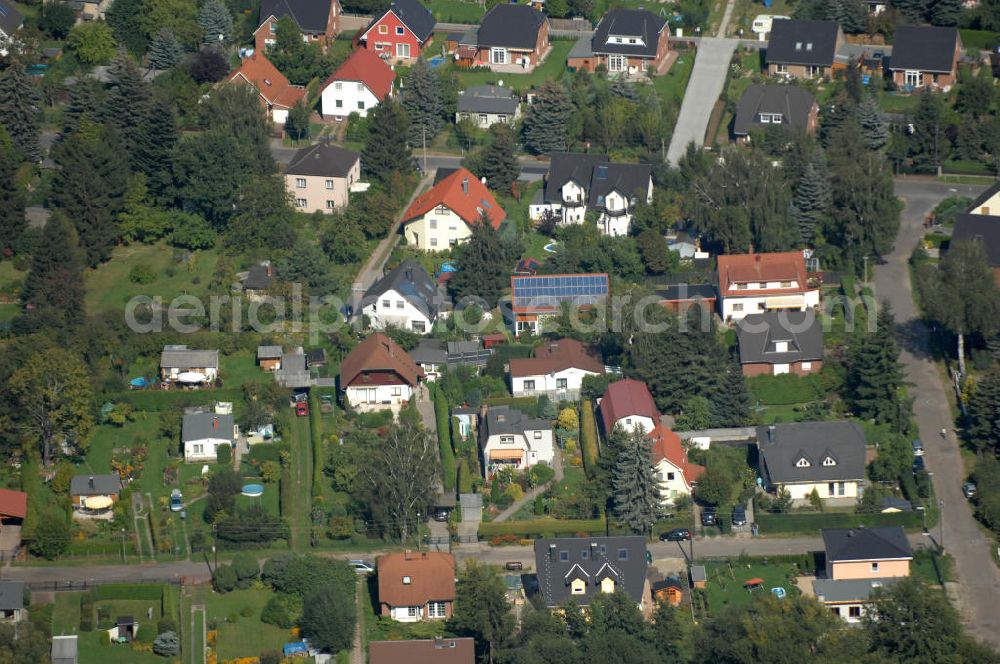 Aerial photograph Berlin - Blick auf Einfamilienhäuser an der Möserstraße Ecke Wotanstraße Ecke Schönerlinder Weg Ecke Kurze-Enden-Weg im Wohngebiet / Neubaugebiet Karow-Nord.