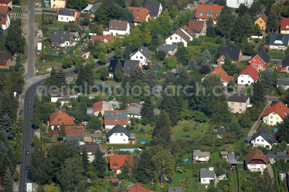 Berlin from above - Blick auf Einfamilienhäuser an der Hubertusdamm Ecke Schönerlinder Weg Ecke Röländer Straße im Wohngebiet / Neubaugebiet Karow-Nord.