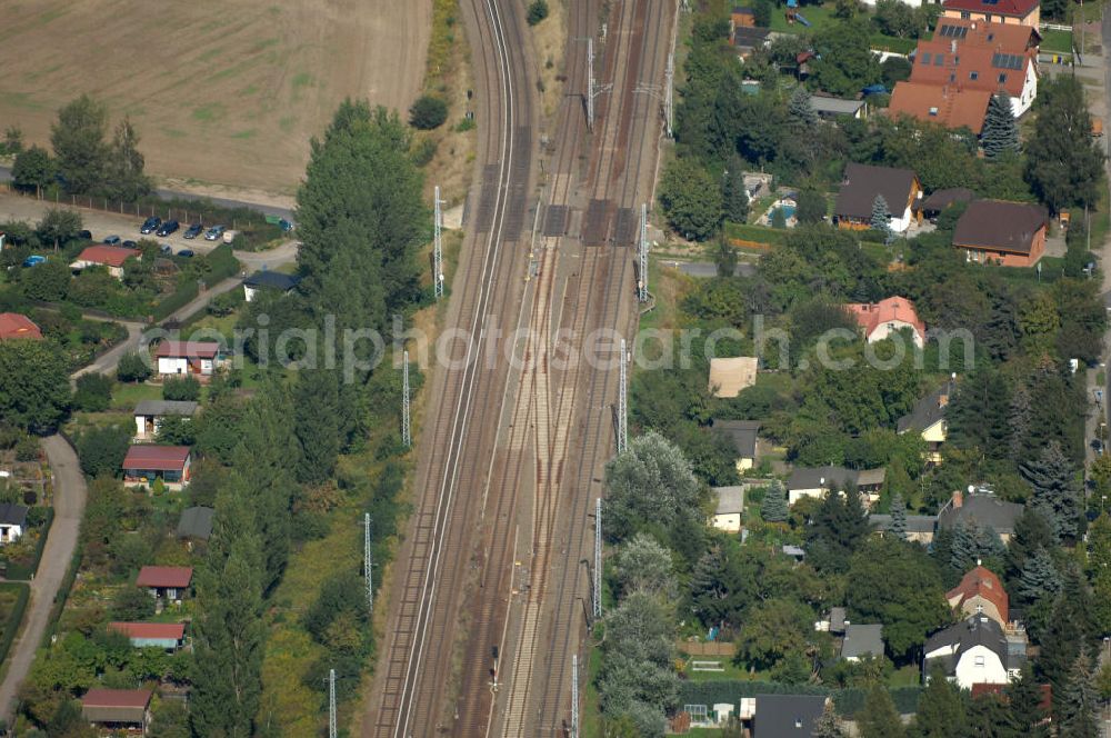 Berlin from the bird's eye view: Blick auf Schienen / Einsenbahngleisen der S-Bahn-Liene S2, des Reginalexpress RE3, der Reginalbahn RB 60 und RB 27 der Deutschen Bahn am Wohngebiet und der Kleingarten-Siedlung Kolonie Rosengarten in Karow-Nord.