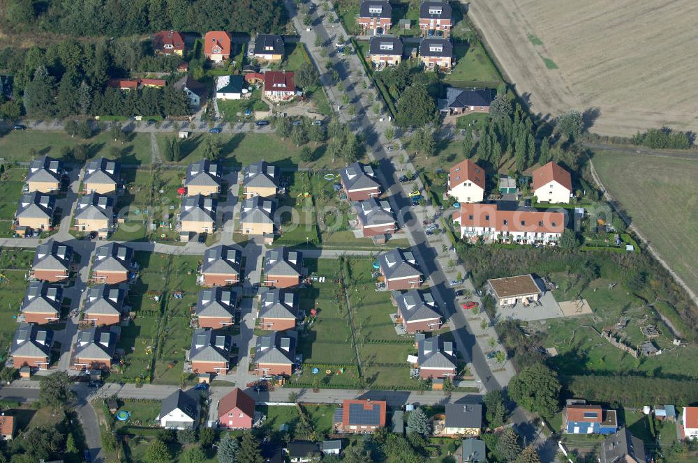 Berlin from the bird's eye view: Blick auf das Wohngebiet Berlin-Karow mit Einfamilienhäusern und Mehrfamilienhäusern zwischen der Straße Zum Kappgraben, Alt Karow, Ingwäonenweg und der Straße 70.