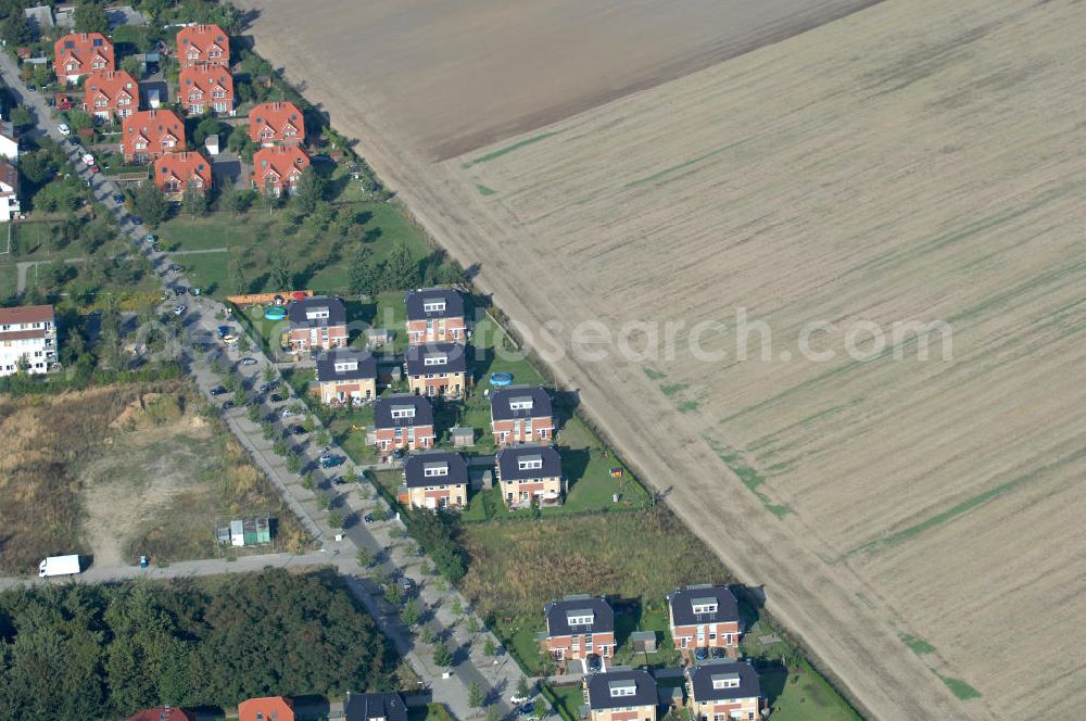 Aerial image Berlin - Blick auf das Wohngebiet Berlin-Karow mit Einfamilienhäusern und Mehrfamilienhäusern zwischen der Straße Zum Kappgraben, Alt Karow, Ingwäonenweg und der Straße 70.