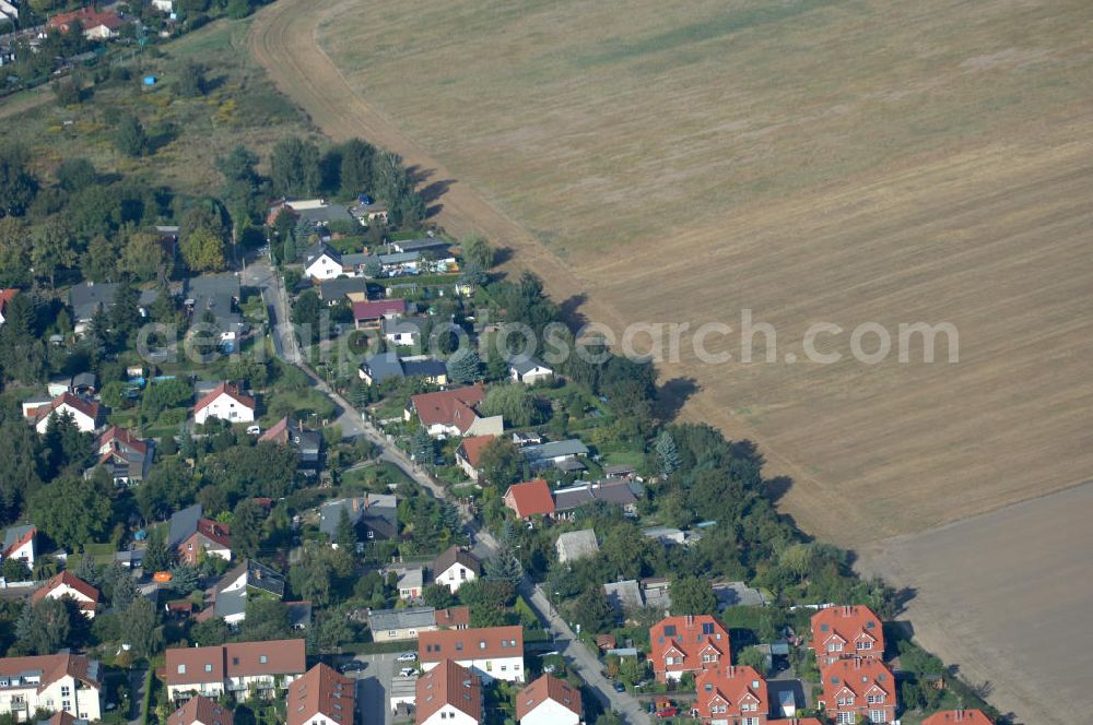 Aerial photograph Berlin - Blick auf das Wohngebiet Berlin-Karow mit Einfamilienhäusern und Mehrfamilienhäusern zwischen der Straße Zum Kappgraben, Alt Karow, Ingwäonenweg und der Straße 70.