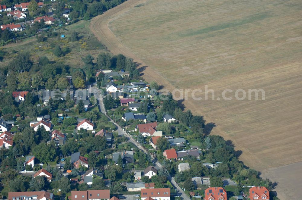 Berlin from above - Blick auf das Wohngebiet Berlin-Karow mit Einfamilienhäusern und Mehrfamilienhäusern zwischen der Straße Zum Kappgraben, Alt Karow, Ingwäonenweg und der Straße 70.