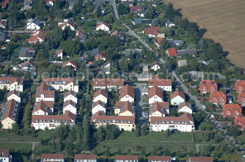 Berlin from the bird's eye view: Blick auf das Wohngebiet Berlin-Karow mit Einfamilienhäusern und Mehrfamilienhäusern zwischen der Straße Zum Kappgraben, Alt Karow, Ingwäonenweg und der Straße 70.