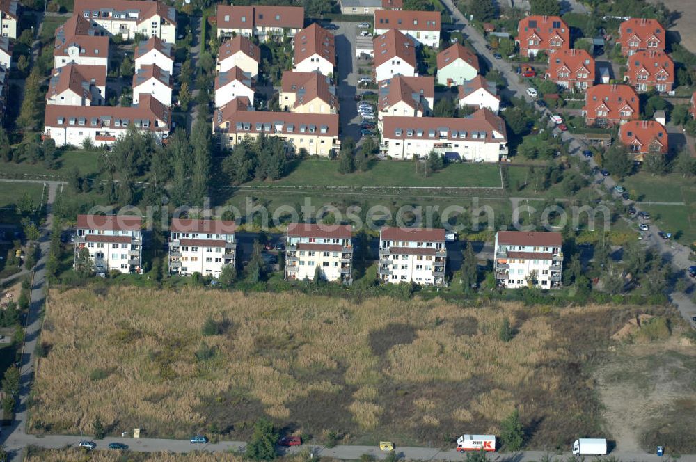 Aerial image Berlin - Blick auf das Wohngebiet Berlin-Karow mit Einfamilienhäusern und Mehrfamilienhäusern zwischen der Straße Zum Kappgraben, Alt Karow, Ingwäonenweg und der Straße 70.