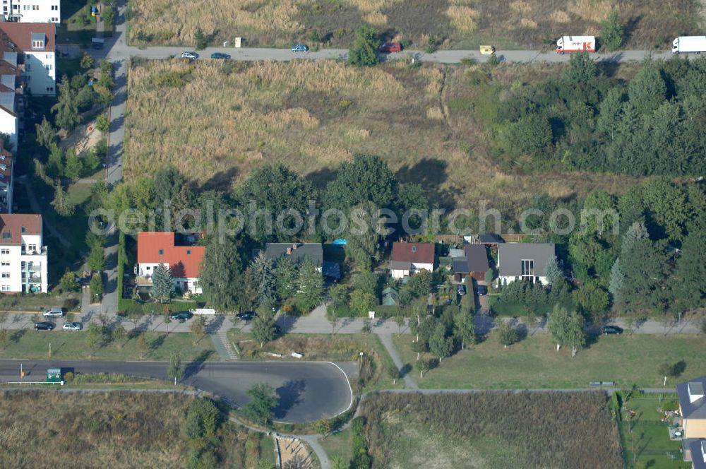 Aerial photograph Berlin - Blick auf das Wohngebiet Berlin-Karow mit Einfamilienhäusern und Mehrfamilienhäusern zwischen der Straße Zum Kappgraben, Alt Karow, Ingwäonenweg und der Straße 70.