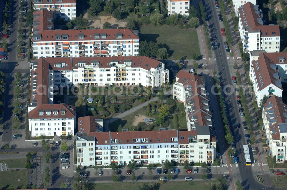 Berlin from above - Blick auf das Wohngebiet Berlin-Karow mit Einfamilienhäusern und Mehrfamilienhäusern zwischen der Straße Zum Kappgraben, Alt Karow, Ingwäonenweg und der Straße 70.