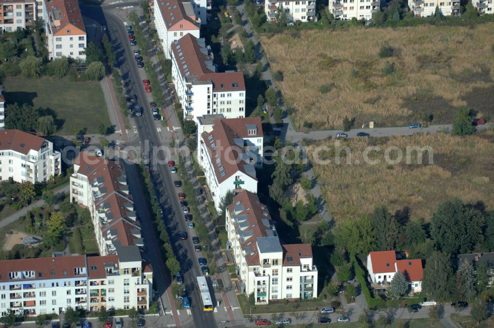 Berlin from the bird's eye view: Blick auf das Wohngebiet Berlin-Karow mit Einfamilienhäusern und Mehrfamilienhäusern zwischen der Straße Zum Kappgraben, Alt Karow, Ingwäonenweg und der Straße 70.