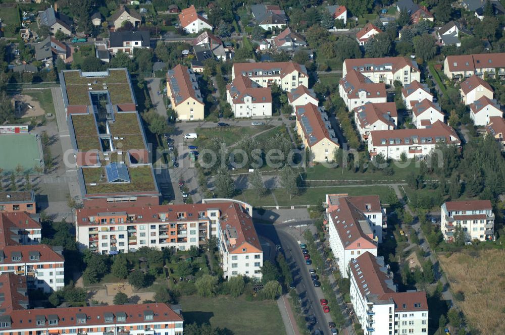 Aerial image Berlin - Blick auf das Wohngebiet Berlin-Karow mit Einfamilienhäusern und Mehrfamilienhäusern zwischen der Straße Zum Kappgraben, Alt Karow, Ingwäonenweg und der Straße 70.