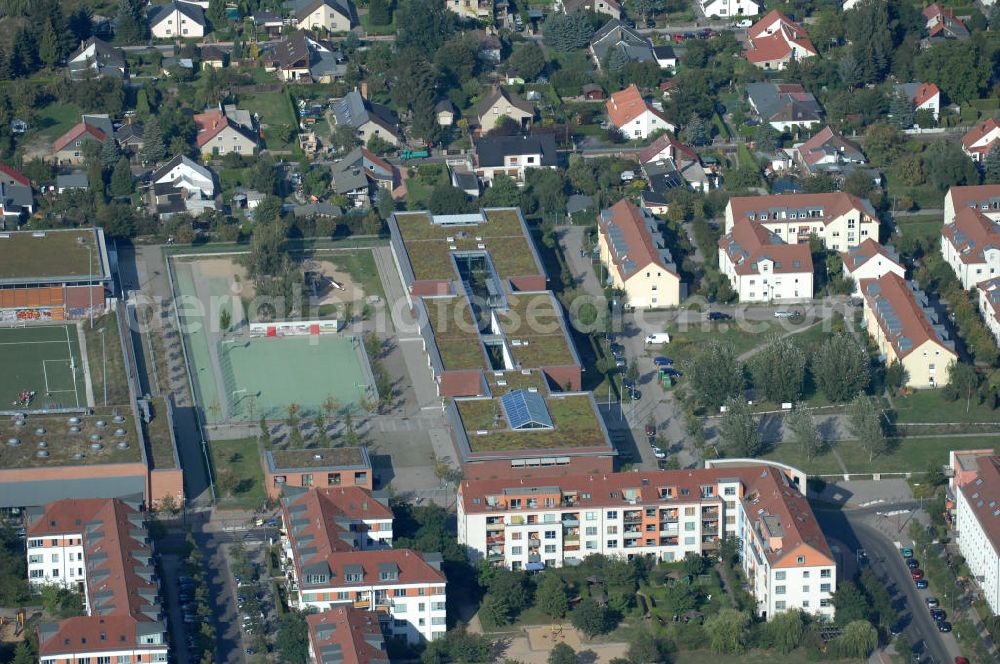 Aerial photograph Berlin - Blick auf das Wohngebiet Berlin-Karow mit Einfamilienhäusern und Mehrfamilienhäusern zwischen der Straße Zum Kappgraben, Alt Karow, Ingwäonenweg und der Straße 70.