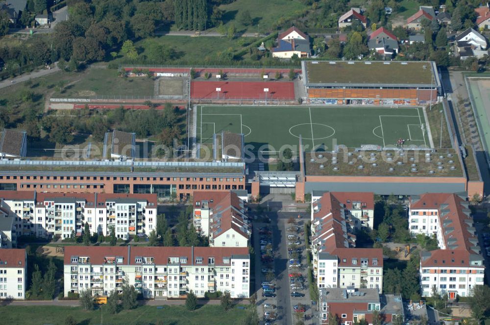 Berlin from above - Blick auf das Wohngebiet Berlin-Karow mit Einfamilienhäusern und Mehrfamilienhäusern zwischen der Straße Zum Kappgraben, Alt Karow, Ingwäonenweg und der Straße 70.