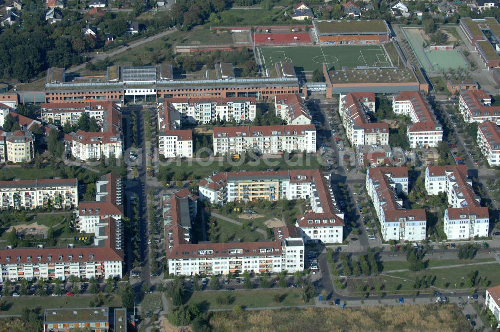 Aerial image Berlin - Blick auf das Wohngebiet Berlin-Karow mit Einfamilienhäusern und Mehrfamilienhäusern zwischen der Straße Zum Kappgraben, Alt Karow, Ingwäonenweg und der Straße 70.