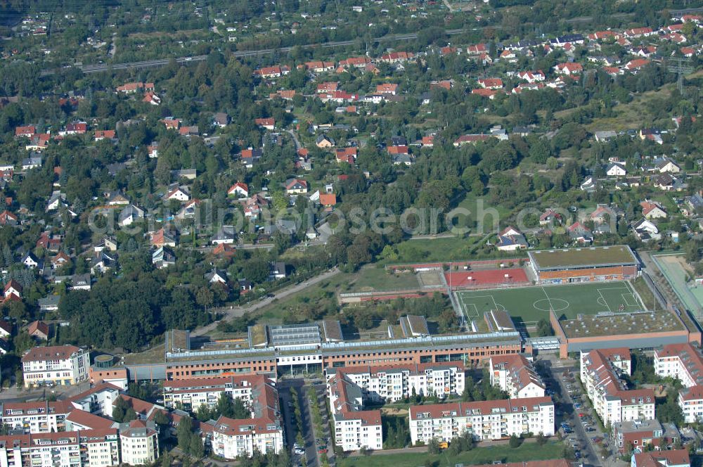 Aerial photograph Berlin - Blick auf das Wohngebiet Berlin-Karow mit Einfamilienhäusern und Mehrfamilienhäusern zwischen der Straße Zum Kappgraben, Alt Karow, Ingwäonenweg und der Straße 70.