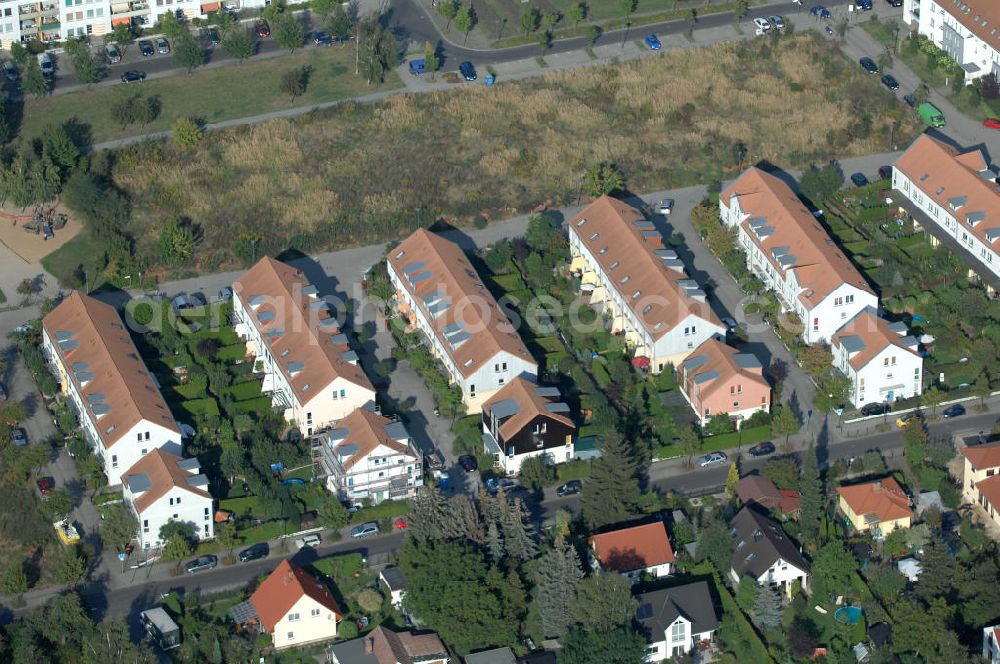 Berlin from above - Blick auf das Wohngebiet Berlin-Karow mit Einfamilienhäusern und Mehrfamilienhäusern zwischen der Straße Zum Kappgraben, Alt Karow, Ingwäonenweg und der Straße 70.