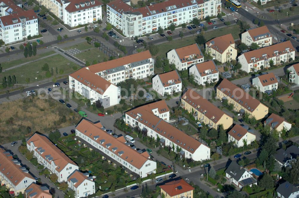 Berlin from the bird's eye view: Blick auf das Wohngebiet Berlin-Karow mit Einfamilienhäusern und Mehrfamilienhäusern zwischen der Straße Zum Kappgraben, Alt Karow, Ingwäonenweg und der Straße 70.