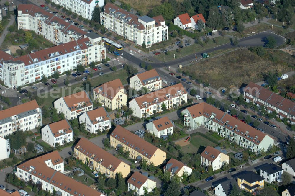 Aerial image Berlin - Blick auf das Wohngebiet Berlin-Karow mit Einfamilienhäusern und Mehrfamilienhäusern zwischen der Straße Zum Kappgraben, Alt Karow, Ingwäonenweg und der Straße 70.