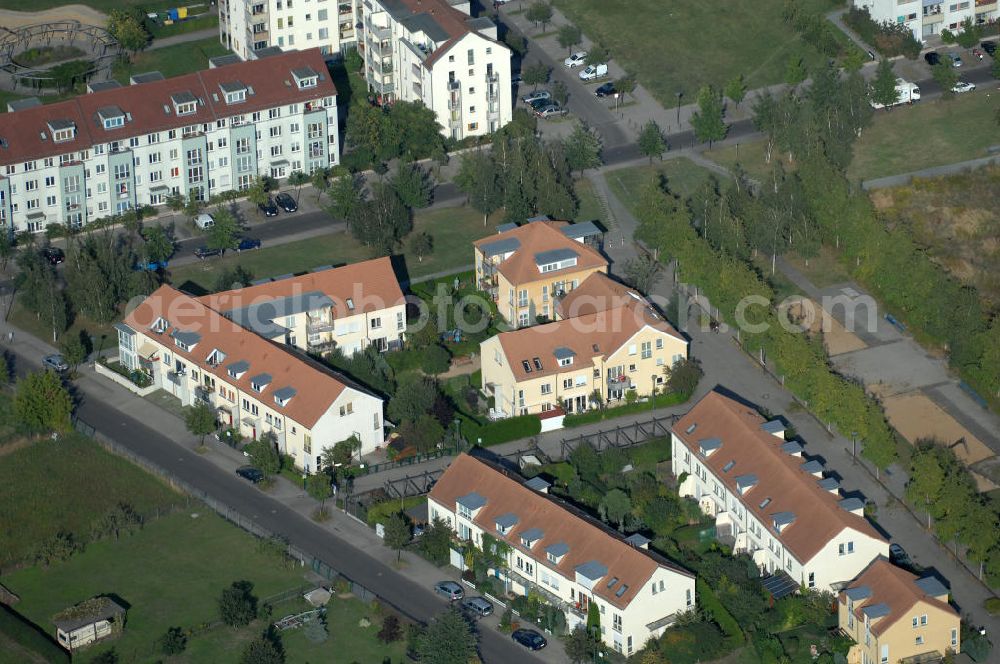 Berlin from the bird's eye view: Blick auf das Wohngebiet Berlin-Karow mit Einfamilienhäusern und Mehrfamilienhäusern zwischen der Straße Zum Kappgraben, Alt Karow, Ingwäonenweg und der Straße 70.