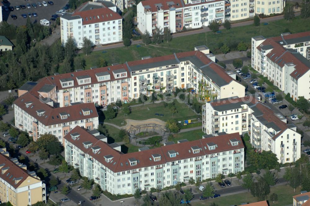 Aerial image Berlin - Blick auf das Wohngebiet Berlin-Karow mit Einfamilienhäusern und Mehrfamilienhäusern zwischen der Straße Zum Kappgraben, Alt Karow, Ingwäonenweg und der Straße 70.