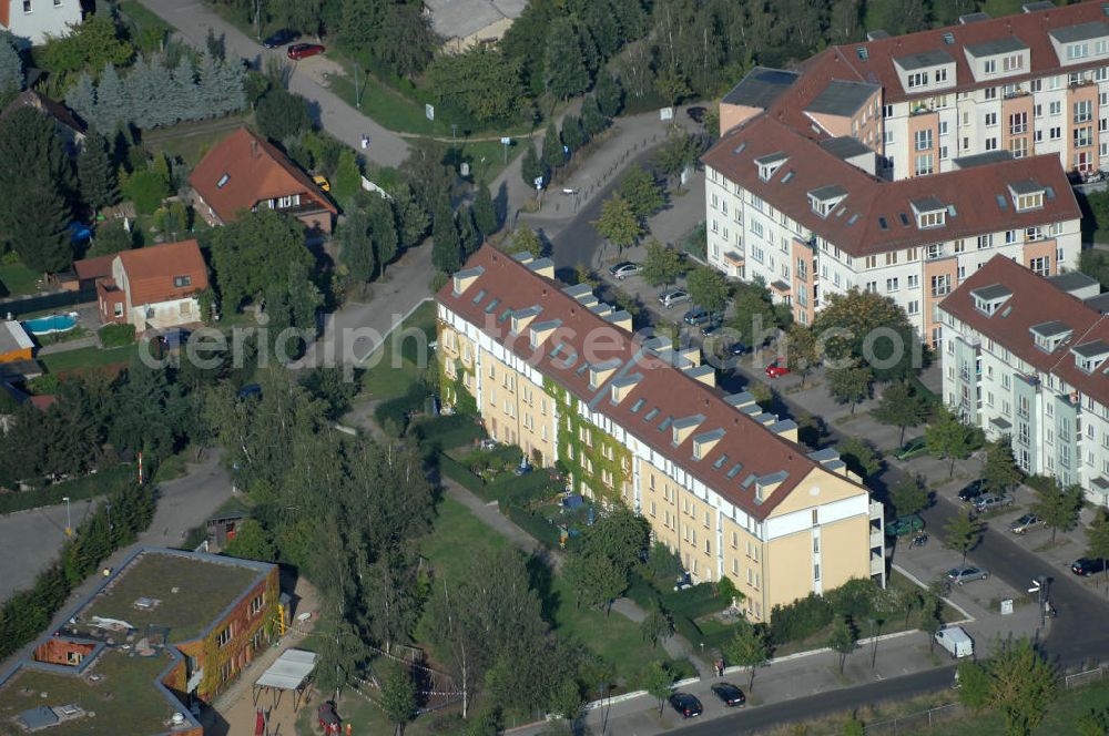 Aerial photograph Berlin - Blick auf das Wohngebiet Berlin-Karow mit Einfamilienhäusern und Mehrfamilienhäusern zwischen der Straße Zum Kappgraben, Alt Karow, Ingwäonenweg und der Straße 70.