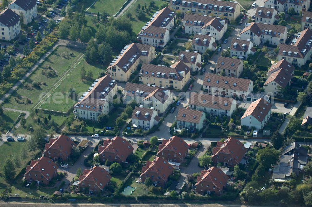 Berlin from above - Blick auf das Wohngebiet Berlin-Karow mit Einfamilienhäusern und Mehrfamilienhäusern zwischen der Straße Zum Kappgraben, Alt Karow, Ingwäonenweg und der Straße 70.