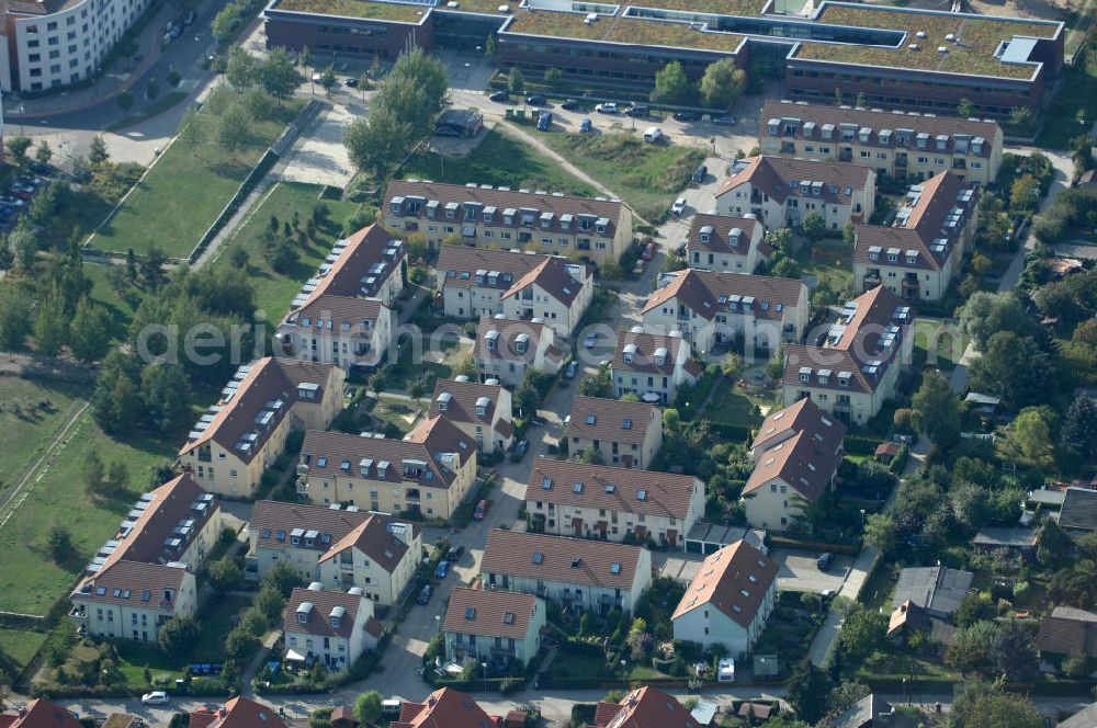 Berlin from the bird's eye view: Blick auf das Wohngebiet Berlin-Karow mit Einfamilienhäusern und Mehrfamilienhäusern zwischen der Straße Zum Kappgraben, Alt Karow, Ingwäonenweg und der Straße 70.