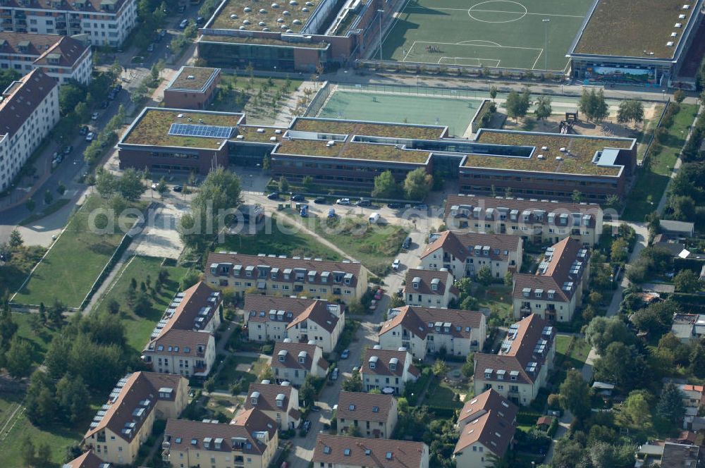 Aerial image Berlin - Blick auf das Wohngebiet Berlin-Karow mit Einfamilienhäusern und Mehrfamilienhäusern zwischen der Straße Zum Kappgraben, Alt Karow, Ingwäonenweg und der Straße 70.