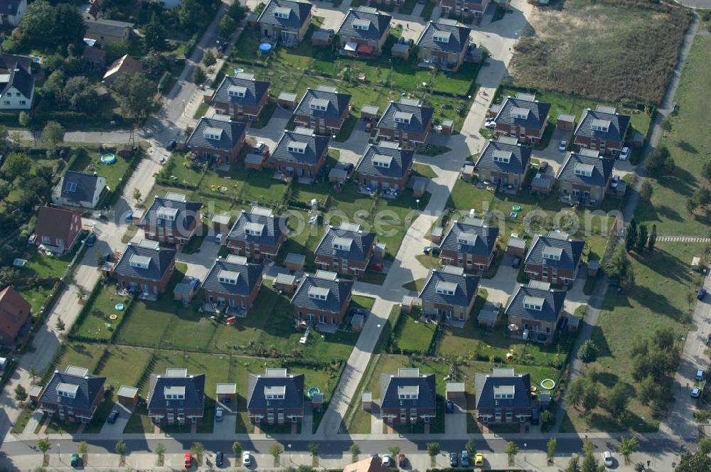 Aerial image Berlin - Blick auf das Wohngebiet Berlin-Karow mit Einfamilienhäusern und Mehrfamilienhäusern zwischen der Straße Zum Kappgraben, Alt Karow, Ingwäonenweg und der Straße 70.