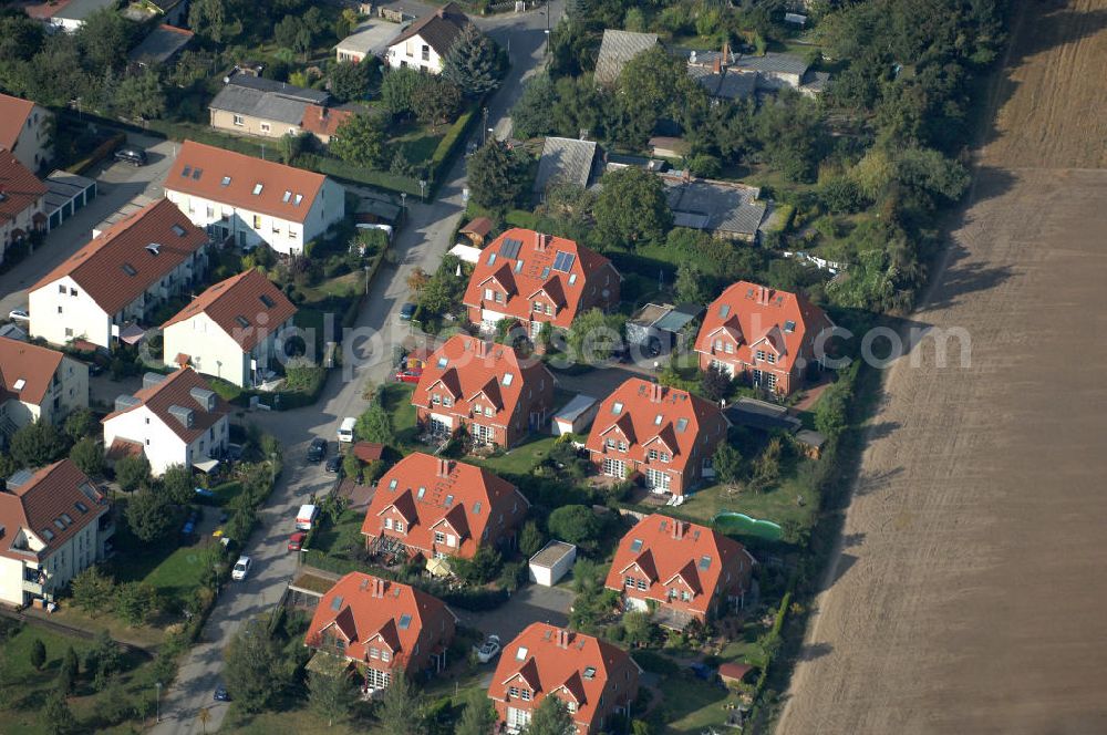 Aerial photograph Berlin - Blick auf das Wohngebiet Berlin-Karow mit Einfamilienhäusern und Mehrfamilienhäusern zwischen der Straße Zum Kappgraben, Alt Karow, Ingwäonenweg und der Straße 70.