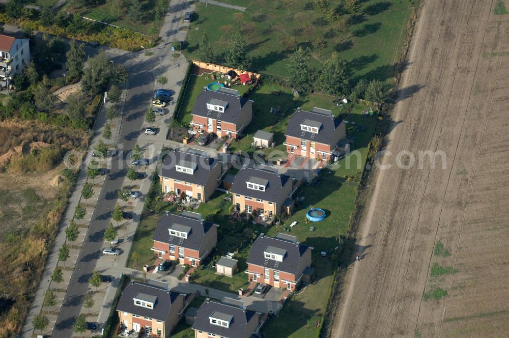 Berlin from above - Blick auf das Wohngebiet Berlin-Karow mit Einfamilienhäusern und Mehrfamilienhäusern zwischen der Straße Zum Kappgraben, Alt Karow, Ingwäonenweg und der Straße 70.