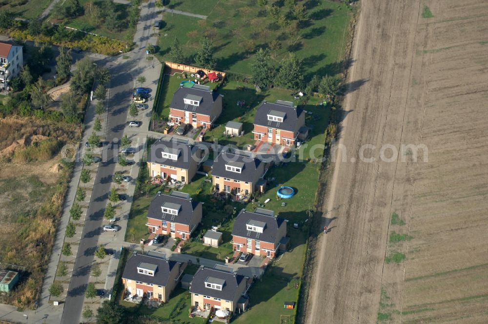 Berlin from the bird's eye view: Blick auf das Wohngebiet Berlin-Karow mit Einfamilienhäusern und Mehrfamilienhäusern zwischen der Straße Zum Kappgraben, Alt Karow, Ingwäonenweg und der Straße 70.