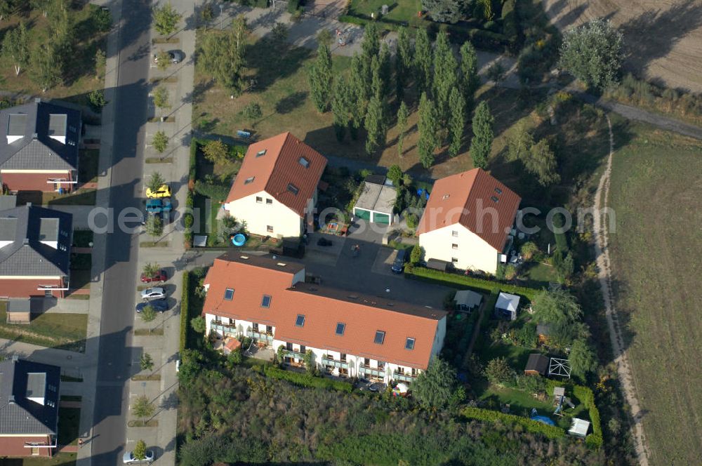 Aerial image Berlin - Blick auf das Wohngebiet Berlin-Karow mit Einfamilienhäusern und Mehrfamilienhäusern zwischen der Straße Zum Kappgraben, Alt Karow, Ingwäonenweg und der Straße 70.