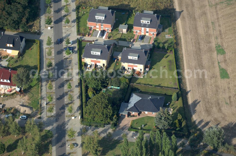 Aerial photograph Berlin - Blick auf das Wohngebiet Berlin-Karow mit Einfamilienhäusern und Mehrfamilienhäusern zwischen der Straße Zum Kappgraben, Alt Karow, Ingwäonenweg und der Straße 70.