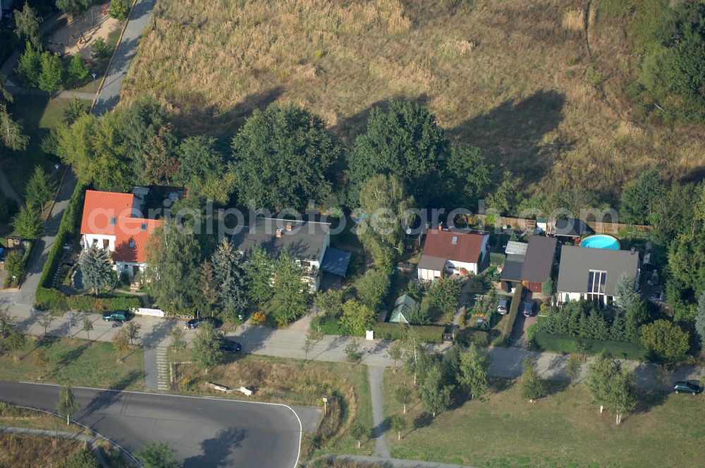 Berlin from the bird's eye view: Blick auf das Wohngebiet Berlin-Karow mit Einfamilienhäusern und Mehrfamilienhäusern zwischen der Straße Zum Kappgraben, Alt Karow, Ingwäonenweg und der Straße 70.