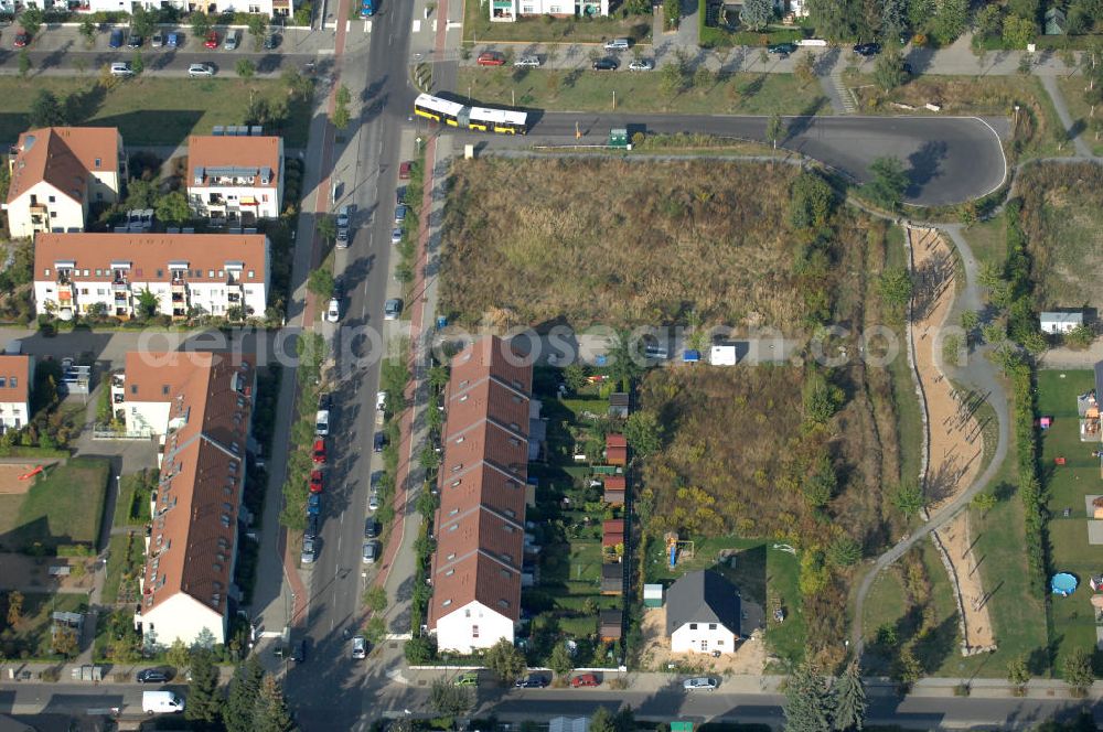 Aerial image Berlin - Blick auf das Wohngebiet Berlin-Karow mit Einfamilienhäusern und Mehrfamilienhäusern zwischen der Straße Zum Kappgraben, Alt Karow, Ingwäonenweg und der Straße 70.