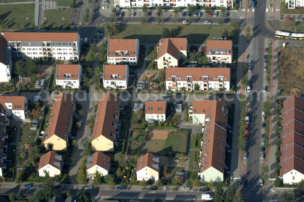 Aerial photograph Berlin - Blick auf das Wohngebiet Berlin-Karow mit Einfamilienhäusern und Mehrfamilienhäusern zwischen der Straße Zum Kappgraben, Alt Karow, Ingwäonenweg und der Straße 70.