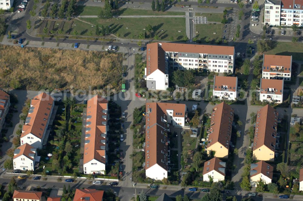 Berlin from above - Blick auf das Wohngebiet Berlin-Karow mit Einfamilienhäusern und Mehrfamilienhäusern zwischen der Straße Zum Kappgraben, Alt Karow, Ingwäonenweg und der Straße 70.