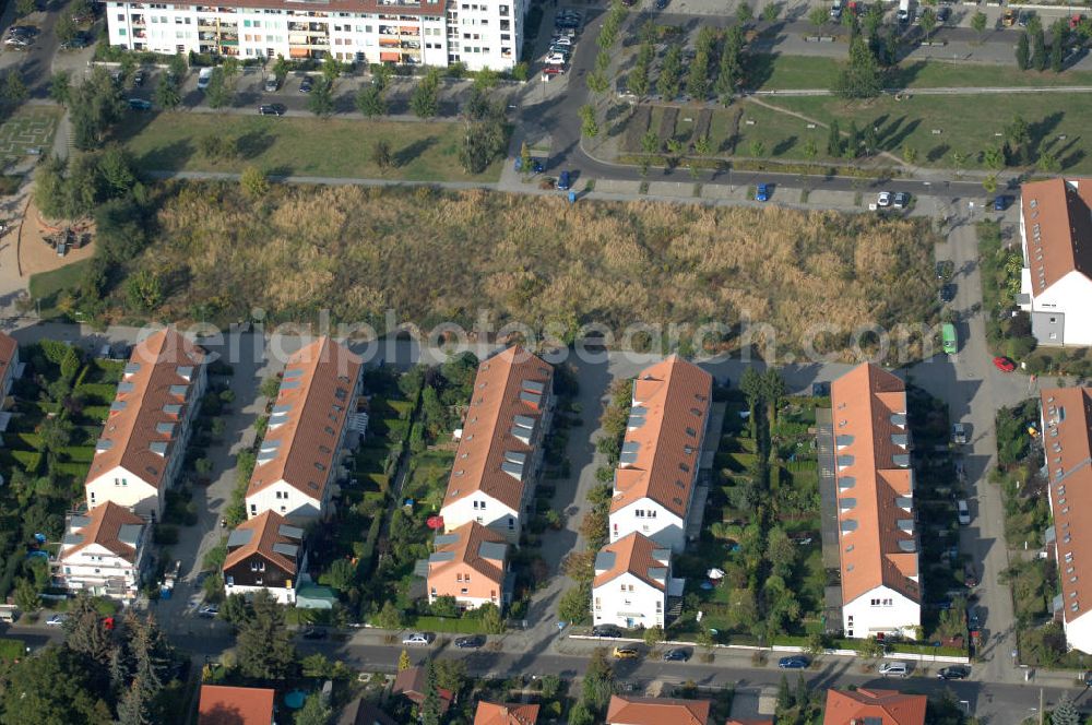 Berlin from the bird's eye view: Blick auf das Wohngebiet Berlin-Karow mit Einfamilienhäusern und Mehrfamilienhäusern zwischen der Straße Zum Kappgraben, Alt Karow, Ingwäonenweg und der Straße 70.