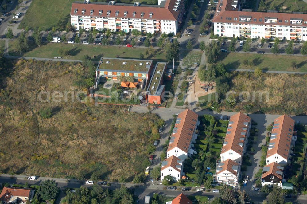 Aerial image Berlin - Blick auf das Wohngebiet Berlin-Karow mit Einfamilienhäusern und Mehrfamilienhäusern zwischen der Straße Zum Kappgraben, Alt Karow, Ingwäonenweg und der Straße 70.