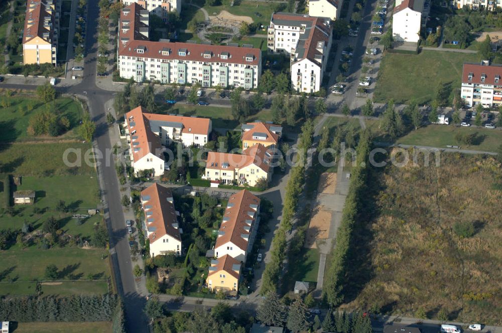 Aerial photograph Berlin - Blick auf das Wohngebiet Berlin-Karow mit Einfamilienhäusern und Mehrfamilienhäusern zwischen der Straße Zum Kappgraben, Alt Karow, Ingwäonenweg und der Straße 70.