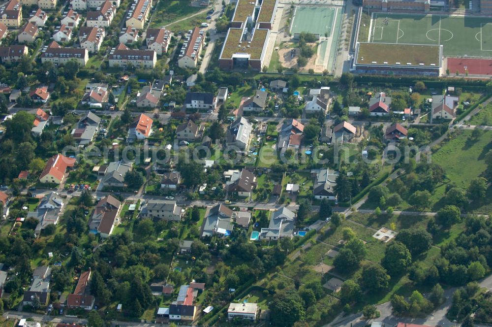 Berlin from above - Blick auf das Wohngebiet Berlin-Karow mit Einfamilienhäusern und Mehrfamilienhäusern zwischen der Straße Zum Kappgraben, Alt Karow, Ingwäonenweg und der Straße 70.