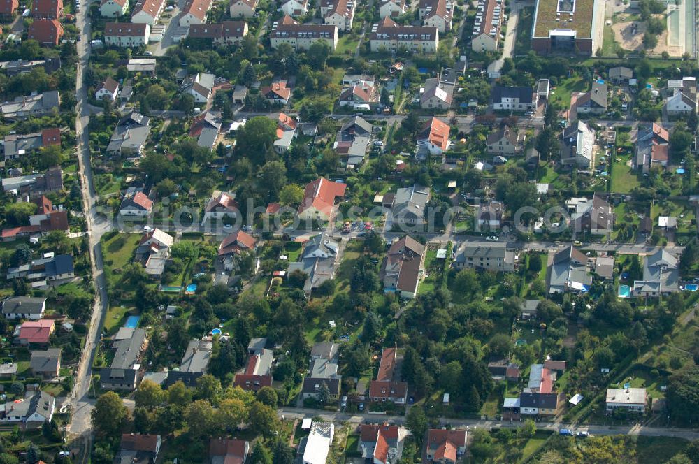 Berlin from the bird's eye view: Blick auf das Wohngebiet Berlin-Karow mit Einfamilienhäusern und Mehrfamilienhäusern zwischen der Straße Zum Kappgraben, Alt Karow, Ingwäonenweg und der Straße 70.