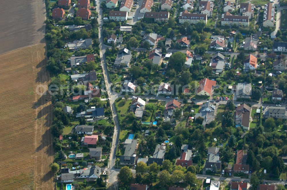 Aerial image Berlin - Blick auf das Wohngebiet Berlin-Karow mit Einfamilienhäusern und Mehrfamilienhäusern zwischen der Straße Zum Kappgraben, Alt Karow, Ingwäonenweg und der Straße 70.