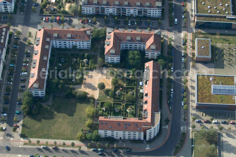 Aerial photograph Berlin - Blick auf das Wohngebiet Berlin-Karow mit Einfamilienhäusern und Mehrfamilienhäusern zwischen der Straße Zum Kappgraben, Alt Karow, Ingwäonenweg und der Straße 70.