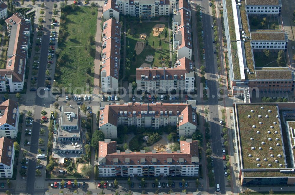 Berlin from above - Blick auf das Wohngebiet Berlin-Karow mit Einfamilienhäusern und Mehrfamilienhäusern zwischen der Straße Zum Kappgraben, Alt Karow, Ingwäonenweg und der Straße 70.