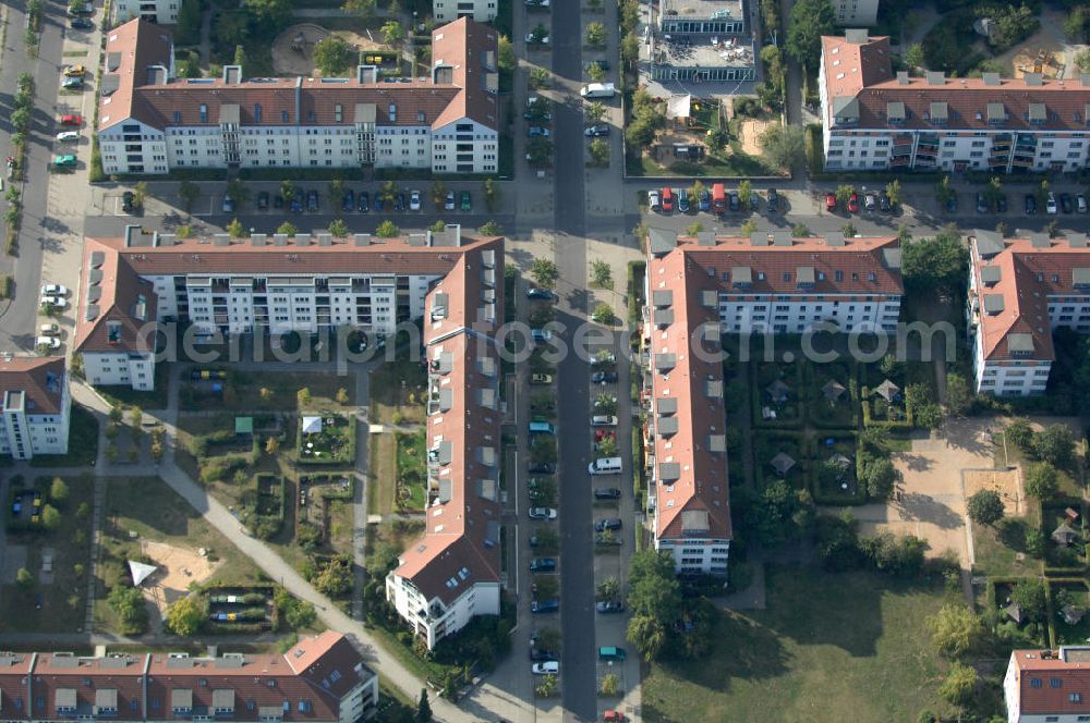 Aerial image Berlin - Blick auf das Wohngebiet Berlin-Karow mit Einfamilienhäusern und Mehrfamilienhäusern zwischen der Straße Zum Kappgraben, Alt Karow, Ingwäonenweg und der Straße 70.